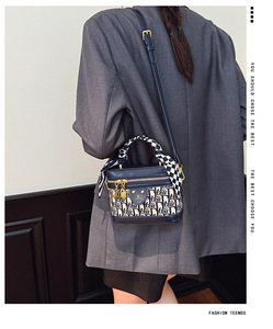 Sac seau pour femme modèle 2026 en PU. Sac à main élégant et luxueux. Fabriqué en matériau PU. - Product Image 6