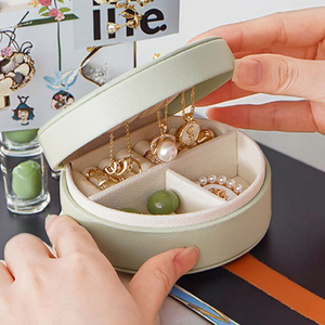 Estuche de Viaje Pequeño de Piel Sintética para Joyas, Mini Organizador de Joyas Portátil para Mujer, Caja de Regalo para Anillos, Pendientes y Collares - Product Image 3
