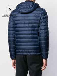 Veste à capuche rembourrée en polyester recyclé imperméable ultralégère pour homme OEM avec logo personnalisé - Product Image 4
