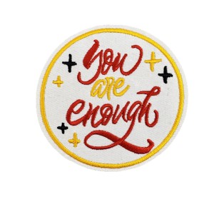 Patch brodé personnalisé avec logo lettre, bordure Merrow, thermocollant, en polyester, prix usine, vente en gros - Product Image 5