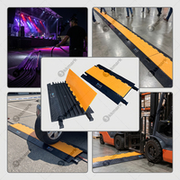 Rampe de protection de câbles robuste à 5 canaux en TPU avec couvercles jaunes pour événements extérieurs, scènes et concerts