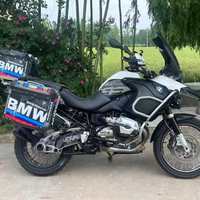 Moto de tourisme R1200GS Adventure, excellent état. Moteur Boxer Twin de 1200 cm³ refroidi par liquide, freins ABS et bagages complets