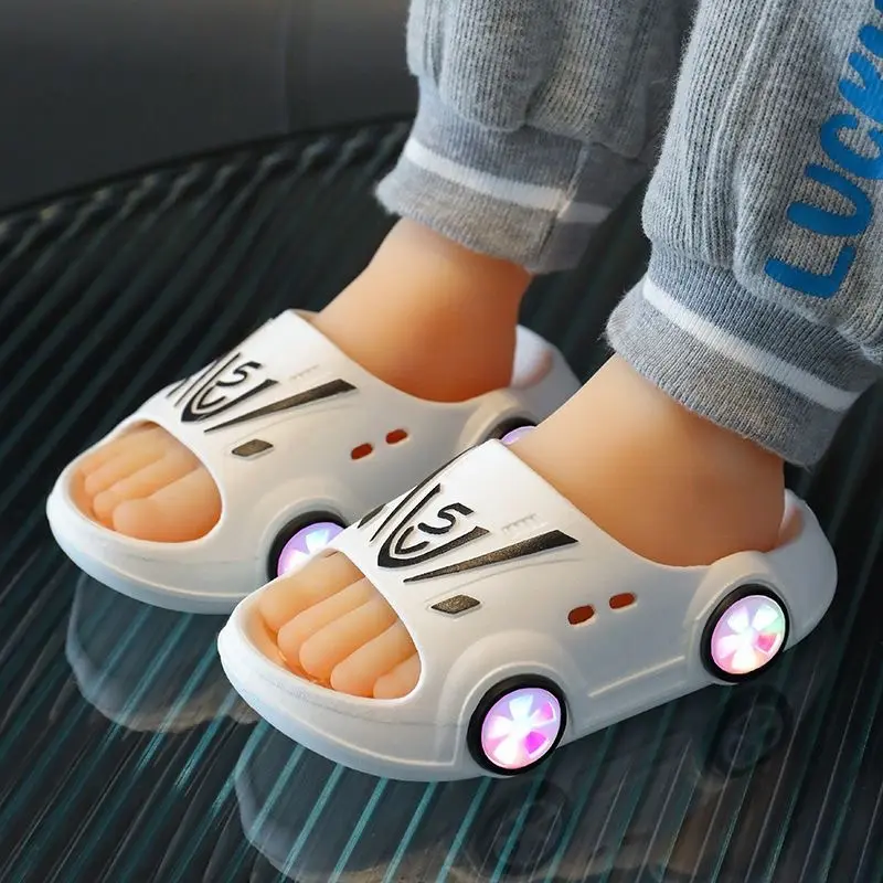 Bas prix avec une bonne qualité Nouvelles pantoufles d'été pour enfants Pantoufles d'intérieur antidérapantes en forme de voiture pantoufle noire et colorée