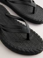 Tongs de maison à plateforme rehaussante avec dessus en PVC, semelle extérieure en caoutchouc antidérapant, semelle intermédiaire en PVC, doublure en PVC et lignes tissées tendance
