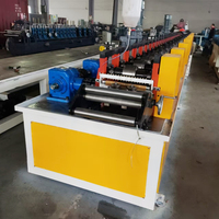 Machine de formage à froid avec boîte de vitesses, utilisée pour les rails de guidage d'ascenseur