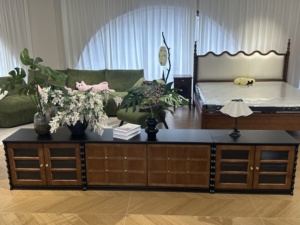 Mueble para TV de Salón, Mueble de Entretenimiento de Madera Maciza Estilo Mid-Century, Mueble Combinado para TV con Puertas de Panel Elevado - Product Image 2