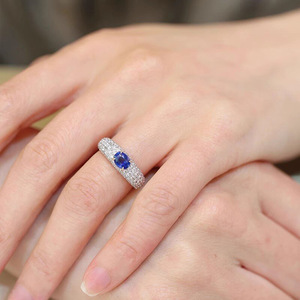 Anello Classico a Quattro Punte con Gemma Blu per Donne, Gioiello Elegante e di Lusso - Product Image 5