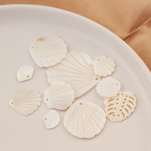 Pendientes Colgantes de Concha Natural de 34mm con Diseño de Pez Hueco Blanco, para Fabricación de Joyería, Venta al por Mayor - Product Image 3