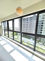 Ventanas Abatibles de Aluminio y Acero Inoxidable con Aislamiento Térmico de Múltiples Cámaras y Vista Desimpedida