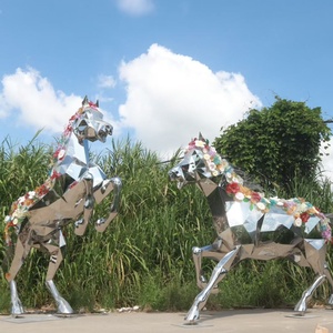 Statua di Cavallo in Acciaio Inossidabile Sfaccettato con Fiori Colorati, Arte Equestre Astratta Moderna per Parchi Pubblici - Product Image 5