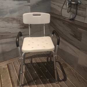 Siège <span class=keywords><strong>de</strong></span> <span class=keywords><strong>bain</strong></span> réglable en gros avec dossier et accoudoirs <span class=keywords><strong>pour</strong></span> baignoire, chaises <span class=keywords><strong>de</strong></span> <span class=keywords><strong>bain</strong></span> <span class=keywords><strong>pour</strong></span> personnes âgées et handicapées - Product Image 1
