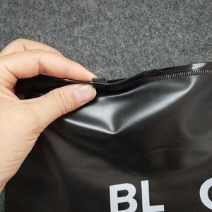 Sac à fermeture éclair écologique <span class=keywords><strong>noir</strong></span>, sacs en <span class=keywords><strong>plastique</strong></span> <span class=keywords><strong>noir</strong></span> givré pour vêtements, emballage personnalisé, nouvelle collection - Product Image 5