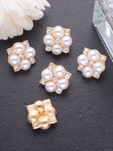Hot Bán Tùy Chỉnh Lấp Lánh Rhinestone Kẽm Hợp Kim Nút Hoa Tấm Ngọc Trai Nút Với Chân Phong Cách Cho Trang Phục - Product Image 4