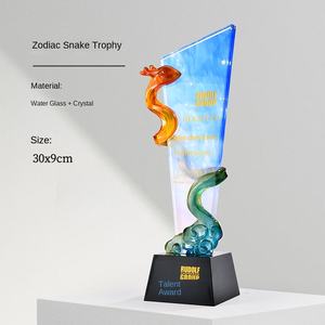 Trophée en résine et cristal <span class=keywords><strong>de</strong></span> haute qualité <span class=keywords><strong>de</strong></span> conception moderne Fabricant Ventes directes Trophée durable respectueux <span class=keywords><strong>de</strong></span> l'environnement - Product Image 3