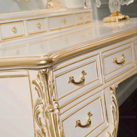 Ensemble de chambre à coucher élégant en bois massif sculpté à la main, lit king size doré avec tête de lit capitonnée à motifs floraux pour villa