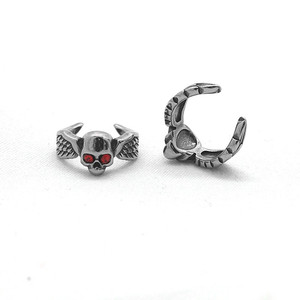 Yunnique – boucles d'oreilles à clipser, design tête de mort, ton argenté, yeux rouges, style punk, pour oreilles non percées, bijoux à la mode - Product Image 1