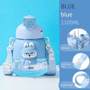 Botella de agua de plástico con funda de oso de dibujos animados en 3D, botella portátil para beber al aire libre, 1100ml, novedad al por mayor - Product Image 6