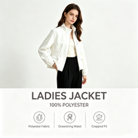 Blouson Bomber Femme en Polyester, Veste Courte Zippée Blanche à Col Montant, Manches Raglan, Ourlet à Boutons Pression, OEM ODM Personnalisé, Style Tenue de Bureau