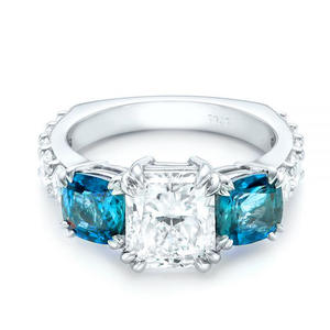 Anello F161 con Tre Pietre Moissanite Taglio Asscher in Oro Bianco con Montatura a Griffe, Anello di Fidanzamento per Donna - Product Image 3