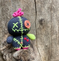 Vente chaude Nouveau Design Crochet Super Belle Enfants Jouets 12cm Haute Poupée Vaudou Amigurumi Porte-clés Coton Matériel