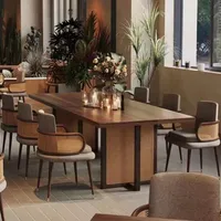 Ensemble de chaises en rotin et en bois élégantes, durables et modernes, et table avec plateau en bois, mobilier pour restaurant commercial, restaurant de nouilles