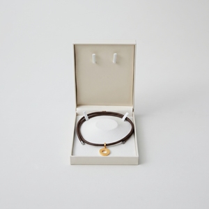 Accesorio versátil para cuello y muñeca ufv de diseño único y alta calidad, color marrón con detalles dorados. - Product Image 3