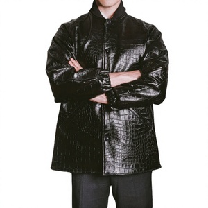 Manteau en cuir noir gaufré façon croco pour homme, en cuir véritable, motif crocodile brillant, longueur mi-longue, vente en gros sur mesure - Product Image 1