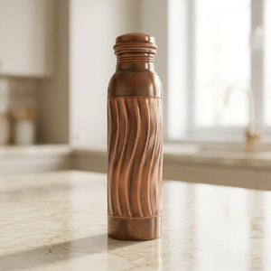 Ak Brass Curve Linings Bouteille d'eau en cuivre antique Pure Ayurvédique Meilleure bouteille d'eau Vente chaude - Product Image 1