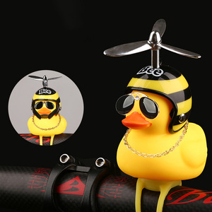 Mini Patito de Goma Amarillo Adorable al por Mayor con Casco de Libélula de Bambú - Product Image 5