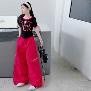 Ensembles de Vêtements pour Jeunes Filles 2026 : T-shirt Noir à Lettres Manches Courtes + <span class=keywords><strong>Pantalon</strong></span> <span class=keywords><strong>Cargo</strong></span> Rouge – Ensemble 2 Pièces - Product Image 1