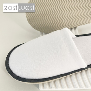 Vente en gros de pantoufles est-ouest de bonne qualité pour hommes pantoufles dormeuses noir pour hôtels Logo personnalisé pour femmes pantoufles d'été pour la sieste - Product Image 3