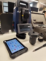 Station totale robotisée Hi-Target HTS-820 pour la mesure par une seule personne avec un tracker de prisme IA réduit le temps de fonctionnement de 50 %.