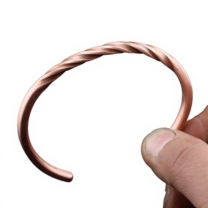 Brazalete de Cobre Trenzado Minimalista Ecológico de Primera Calidad, Joyería de Lujo Hecha a Mano con Personalización y Acabado Pulido - Product Image 1