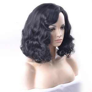 Perruque courte ondulée mi-longue <span class=keywords><strong>en</strong></span> fibre haute température, couleur naturelle, avec <span class=keywords><strong>frange</strong></span> coupée et cheveux latéraux effilés, pour femme, de Source Factory - Product Image 4