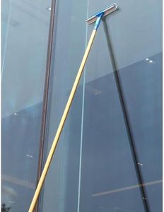 Perche télescopique de nettoyage de <span class=keywords><strong>vitres</strong></span> 7,5 m de hauteur avec raclette et kit de nettoyage intérieur/extérieur, idéale <span class=keywords><strong>pour</strong></span> <span class=keywords><strong>les</strong></span> fenêtres hautes - Product Image 1