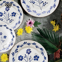 Ensemble de vaisselle en porcelaine chic embellissements de feuilles florales bleues exquises pour une splendeur de mariage intemporelle
