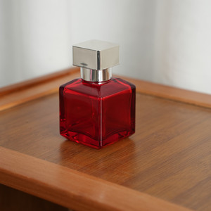 ขวดน้ำหอมแก้วทรงเหลี่ยมขนาด 50 มล. พร้อมหัวฉีดแบบ Crimp Neck ฝาปิด UV พกพาสะดวก เติมได้ ใช้สำหรับเครื่องสำอาง - Product Image 2