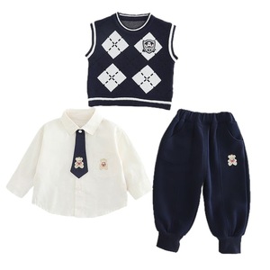 Ensemble de tenue coréenne pour garçons printemps/automne 2025, nouveau modèle <span class=keywords><strong>SJbb</strong></span> Guangdong, ensemble trois pièces pull ours en peluche avec cravate pour bébés - Product Image 5