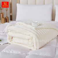 Couverture de lit en fausse fourrure rayée en flanelle moelleuse en polyester, avec logo personnalisé, pour une décoration de salon de luxe
