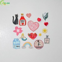 Patchs brodés personnalisés avec détails exquis, aimants, motifs de dessins animés, cœurs, animaux, fleurs pour chapeaux et sacs