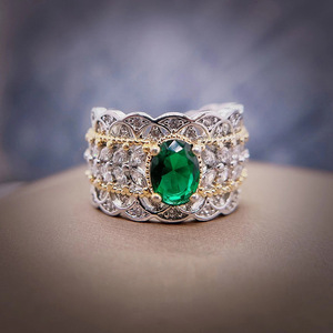 Anello Floreale alla Moda, Design Minimalista ed Elegante con Pietra Verde, Gioiello da Donna per Uso Quotidiano, Anello Statement - Product Image 1
