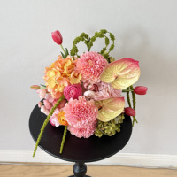 Centre de table personnalisé en fleurs artificielles au toucher réel, arrangement floral de mariage fait main en dahlias et anthuriums roses et oranges