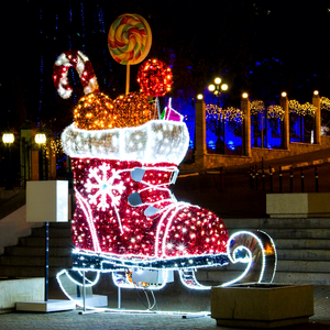 Créez un point focal festif avec une décoration géante de botte de Noël à LED - Product Image 1