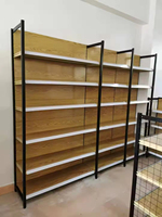 Étagère de présentation multifonctionnelle pour le commerce de détail avec crochets suspendus, paniers en fil métallique et étagères plates pour différents types de produits.