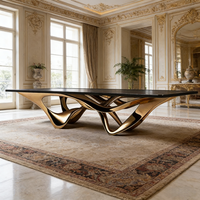 Table à manger de luxe contemporaine avec base sculptée en or organique, mobilier d'art moderne pour espaces de repas haut de gamme