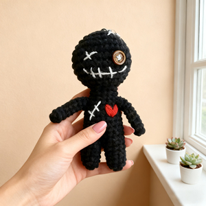 Bambola di Crochet Nera Malefica Personalizzata con Cuore Rosso, Portachiavi Fatto <span class=keywords><strong>a</strong></span> Mano per Peluche Imbottiti - Product Image 2