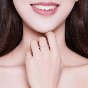 Anillo de media eternidad chapado en plata 925 con circonita cúbica de arcoíris degradado, delicado y apilable. - Product Image 4