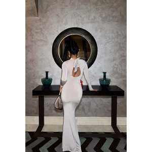 Vestido de Noche de Lujo Color Crema con Detalle de Rosas en la Espalda, Largo hasta el Suelo, Cintura Imperio, Tirantes Finos y Decoración de Perlas para Fiesta de Graduación - Product Image 1