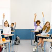Bureaux et chaises d'école primaire pour enfants, design moderne, acier, écologiques, durables