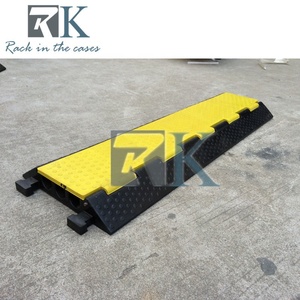 Rampe de protection de câbles robuste à prix abordable avec rebord jaune, en vente - Product Image 6